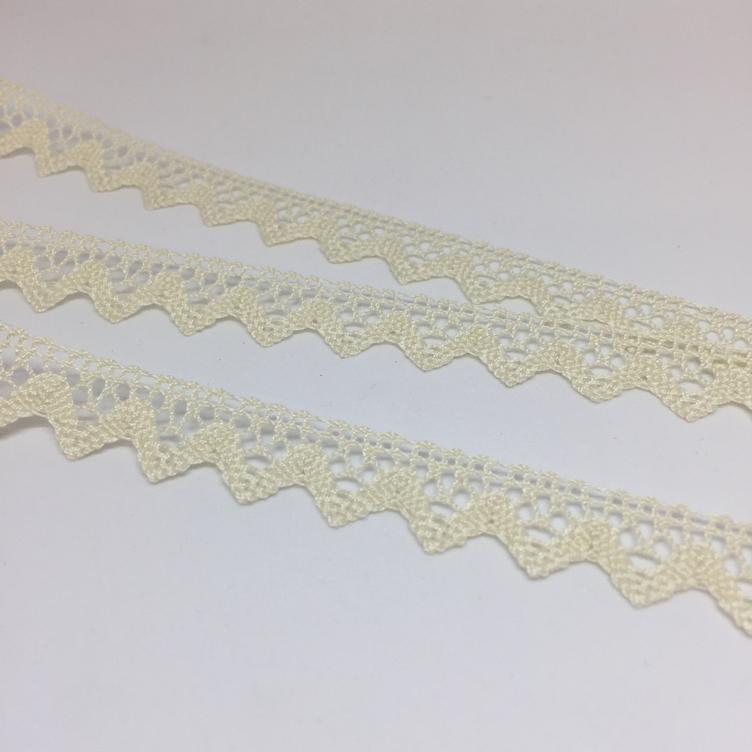 Spitze mit Zackenabschluss ecru
