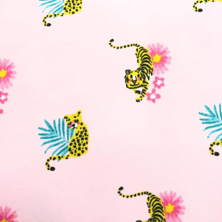 Tiger auf Blumen rosa